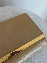 Load image into Gallery viewer, Louis Vuitton - Ana Vernis Clutch w Chain - Patent Beige - S
