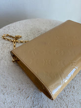 Load image into Gallery viewer, Louis Vuitton - Ana Vernis Clutch w Chain - Patent Beige - S

