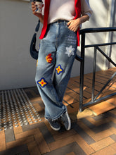 Load image into Gallery viewer, Achock - Jeans w embroidery patches - Mid Denim - M
