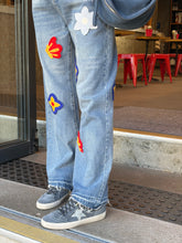 Load image into Gallery viewer, Achock - Jeans w embroidery patches - Mid Denim - M
