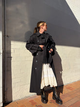 Load image into Gallery viewer, Estilo Emporio - Chunky Leather Boots w Gold Front Zip- Black  41
