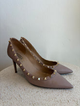 Load image into Gallery viewer, Valentino - Leather Rockstud Pump  - Poudre (Taupe) - 39
