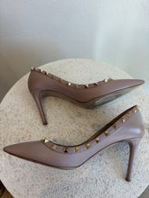 Load image into Gallery viewer, Valentino - Leather Rockstud Pump  - Poudre (Taupe) - 39
