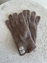 Load image into Gallery viewer, R.M.Williams - Highland Lambswool Cable Scarf, Beanie &amp; Gloves Set - Brown - S/M
