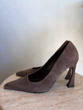Load image into Gallery viewer, Tony Bianco - Swish Pump - Espresso Suede - 7.5 - as new
