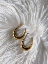 Load image into Gallery viewer, éthéréé collection - Golden long hoop earrings
